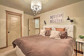 Townhome w/ Private Hot Tub, 8 Mi to Downtown