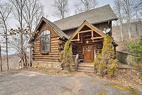 Mtn-view Cabin: Deck, Grill & Fire Pit in Franklin