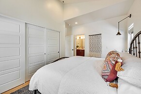 Views & Hot Tub: 'pineberry Modern' Luxury Home