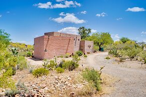 Unique Desert Home ~ 6 Mi to Downtown Tucson!