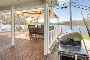 Big Pine Island Lake Cottage w/ Boat Dock & Kayaks