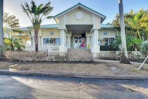 Waterfront Condo w/ Water Park, Walk to the Beach!