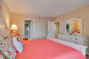 Walk to Bradenton Beach: Gulf-view Home w/ Lanai