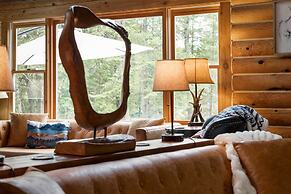 Luxe Riverfront Lodge: Group Wine and Ski Retreats