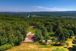 'red Sweetheart Barn Studio' w/ Mtn & River Views!