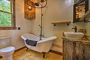 'red Sweetheart Barn Studio' w/ Mtn & River Views!