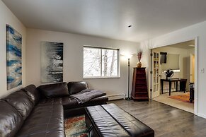 Waterfront Apt, Walk to Town & Coastal Trail!