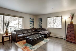 Waterfront Apt, Walk to Town & Coastal Trail!