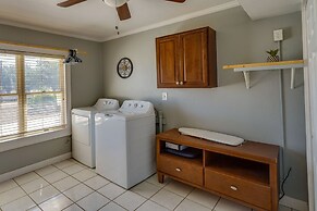 Lamesa Vacation Rental w/ Covered Patio & Fire Pit