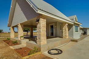 Lamesa Vacation Rental w/ Covered Patio & Fire Pit