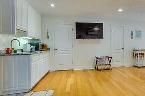 Gulf Breeze Vacation Rental for 2 w/ Pool Access!