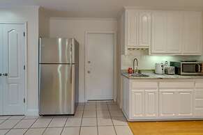 Gulf Breeze Vacation Rental for 2 w/ Pool Access!