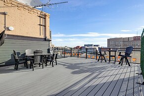 Walk to UNL Campus: Dtwn Lincoln Loft Apt!