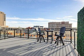 Walk to UNL Campus: Dtwn Lincoln Loft Apt!