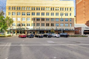 Walk to UNL Campus: Dtwn Lincoln Loft Apt!