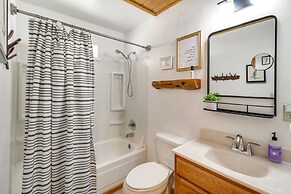 Cozy Heber Cabin Retreat w/ Deck + Fireplace!