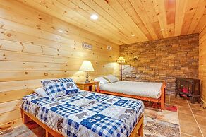 Carroll Log Cabin w/ Deck < 9 Mi to Bretton Woods!
