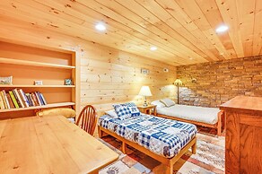 Carroll Log Cabin w/ Deck < 9 Mi to Bretton Woods!