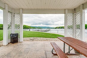 Lakefront Huddleston Condo w/ Community Pool