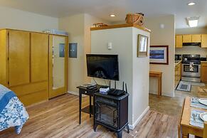 Sunriver Vacation Rental w/ Community Hot Tub!