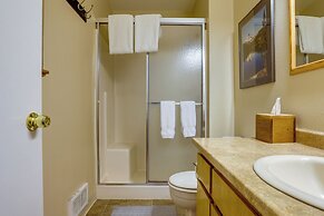 Sunriver Vacation Rental w/ Community Hot Tub!