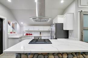 Modern Edgewood Home Near Tacoma w/ Deck!