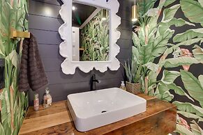 Home Rental on Detroit Lake: Dock, Game Room!