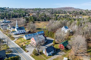Charming Farmhouse: Walk to Village + Trails!
