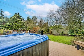 Lynnwood Home: Private Hot Tub, Fire Table & Grill