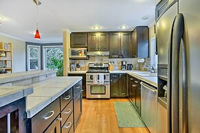 Lynnwood Home: Private Hot Tub, Fire Table & Grill