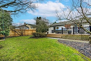 Lynnwood Home: Private Hot Tub, Fire Table & Grill