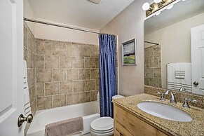 Lynnwood Home: Private Hot Tub, Fire Table & Grill