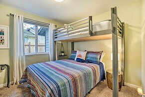 Lynnwood Home: Private Hot Tub, Fire Table & Grill