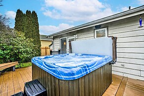 Lynnwood Home: Private Hot Tub, Fire Table & Grill