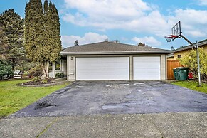 Lynnwood Home: Private Hot Tub, Fire Table & Grill