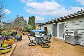 Lynnwood Home: Private Hot Tub, Fire Table & Grill