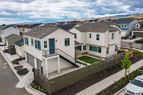 California Midterm Rental With Fenced Yard!