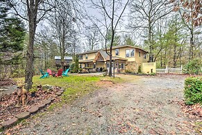 Otto Home w/ Fire Pit, Tree House & Hot Tub!
