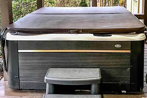 Otto Home w/ Fire Pit, Tree House & Hot Tub!