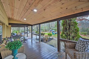 Otto Home w/ Fire Pit, Tree House & Hot Tub!