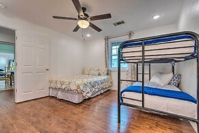 1 Mi to Bathhouse Row: Bright Hot Springs Home!