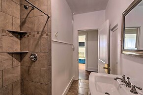 1 Mi to Bathhouse Row: Bright Hot Springs Home!
