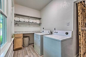 1 Mi to Bathhouse Row: Bright Hot Springs Home!