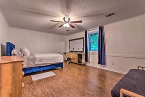 1 Mi to Bathhouse Row: Bright Hot Springs Home!