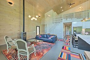 Luxe + Modern Home: 30mi to Saratoga Springs!