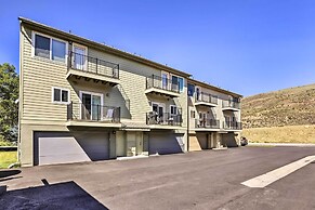 Modern Mountain-view Townhome ~4 Mi to Slopes