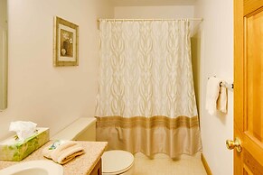 Lovely White Mountains Condo: Hike, Ski & Unwind!