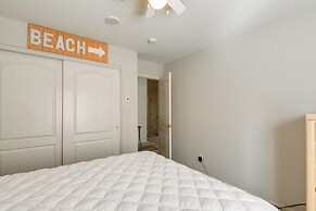 Pool & Golf Course Views: Family Home in Gilbert