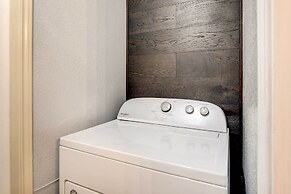 4 Mi to Joe Pool Lake: Home in Grand Prairie