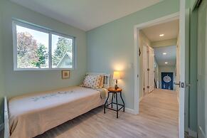 Bellevue Abode: Balcony, 13 Mi to Downtown Seattle